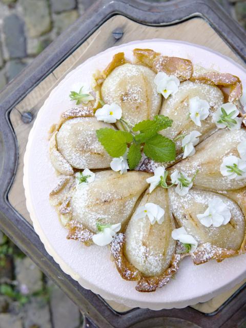 Tarte Tatin met peer, munt en viooltjes - mooiwatplantendoen.nl